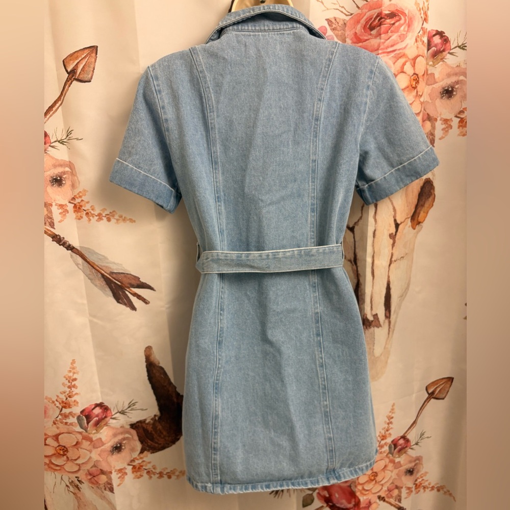 Light Wash Denim Zip Front Short Sleeve Dress with Belt - Picture 4 of 6